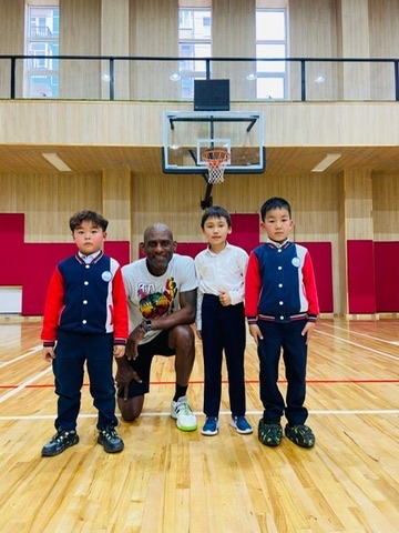 Williams Zonzon avec de jeunes joueurs en Mongolie