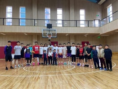 Groupe de joueurs de Precision Hoops Academy en Mongolie